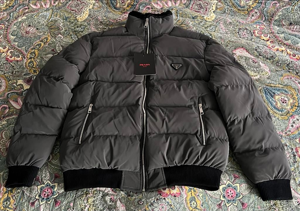 Prada Heren Puffer Jas - Nieuw!, Kleding | Heren, Jassen | Winter, Ophalen of Verzenden, Nieuw, Maat 56/58 (XL), Grijs