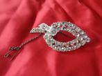 strass broche met veiligheids ketting nr br 0150, Overige materialen, Nieuw, Ophalen of Verzenden, Zilver