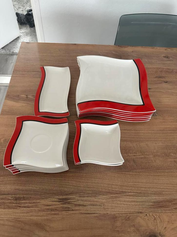 Servies - Borden en Schotels met Rode Rand, Huis en Inrichting, Keuken | Servies, Zo goed als nieuw, Bord(en), Effen, Aardewerk