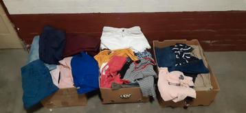 Kleding maat 34/36 per doos €15 en +- 17 broeken €25 beschikbaar voor biedingen