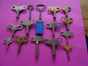 15 X OUDE ANTIEKE KLOK OPWIND SLEUTELS SLEUTEL PENDULE  beschikbaar voor biedingen