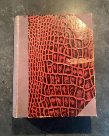 Antiek doosje in de vorm van een boek beschikbaar voor biedingen