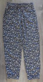 Leuke luchtige blauwe pull on broek bloemetjes H&M maat 134, Broek, Meisje, H&M, Ophalen of Verzenden