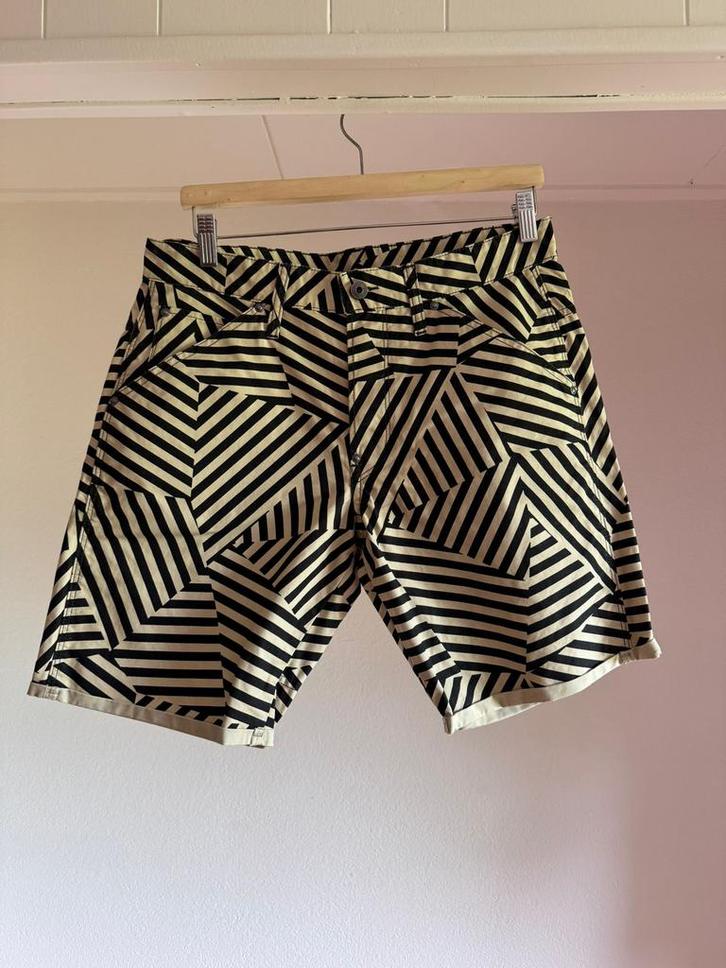 Zwart gestreepte g-star korte broek W31 €1,00 koopje!!, Kleding | Dames, Broeken en Pantalons, Zo goed als nieuw, Zwart, Kort
