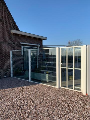 glazen design schermen beschikbaar voor biedingen