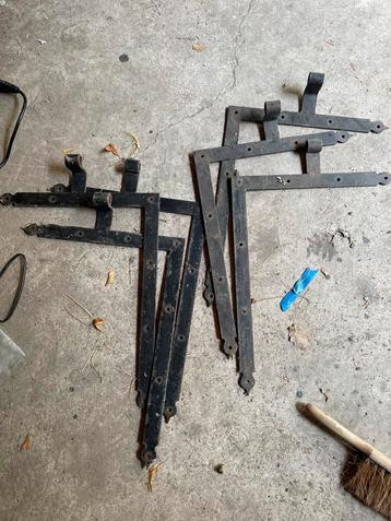 Antieke deurluik scharnieren beschikbaar voor biedingen