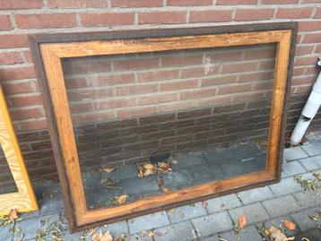 Glazen plaat met ijzeren lijst en houten frame beschikbaar voor biedingen