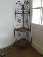 Vintage hoek etagere metaal met rotan., Huis en Inrichting, Woonaccessoires | Etagères, Ophalen, Gebruikt