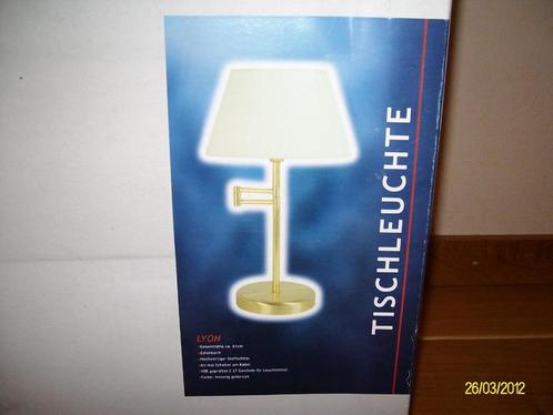 Retro: LYON Tafellamp hoogte 61 cm., NIEUW., Huis en Inrichting, Lampen | Tafellampen, Nieuw, 50 tot 75 cm, Metaal, Stof, Ophalen