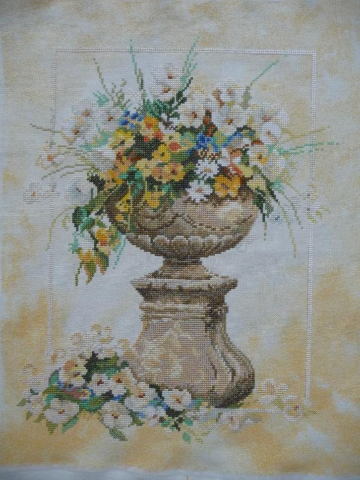 Borduurwerk "Bloemen op console"(Lente), Hobby en Vrije tijd, Borduren en Borduurmachines, Gebruikt, Onderdeel of Toebehoren, Handborduren