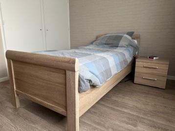 Senoirenbed elektrisch verstelbare bodem met nachtkastje beschikbaar voor biedingen