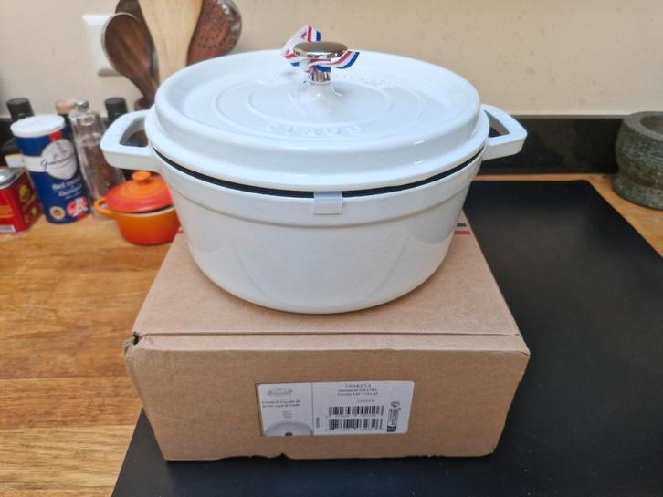 Staub Braadpan 24cm Wit - Nieuw in Doos!, Huis en Inrichting, Keuken | Potten en Pannen, Ophalen of Verzenden