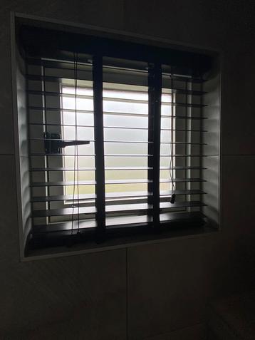 Houten zwarte luxaflex (lamellen 50mm)  (luxaflex is 60x63) beschikbaar voor biedingen