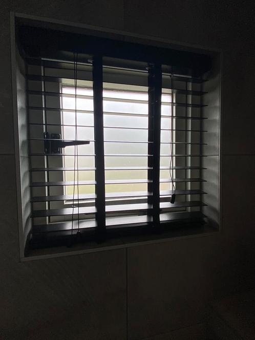 Houten zwarte luxaflex (lamellen 50mm)  (luxaflex is 60x63), Huis en Inrichting, Stoffering | Gordijnen en Lamellen, Zo goed als nieuw