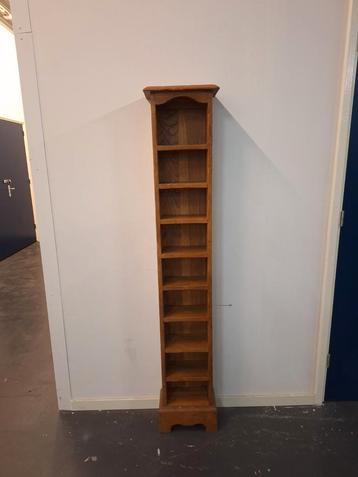 Houten vakkenkast - CD kast beschikbaar voor biedingen