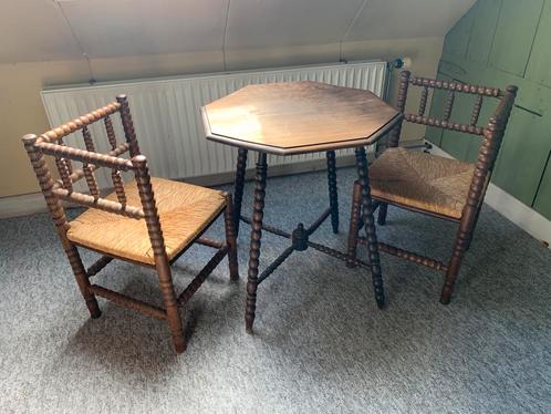 Antieke driehoek stoeltjes en tafel, Antiek en Kunst, Antiek | Meubels | Stoelen en Banken, Ophalen of Verzenden