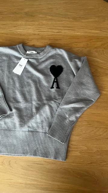 Ami paris grijs beschikbaar voor biedingen