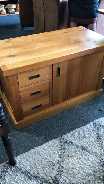 Eiken kastje beschikbaar voor biedingen