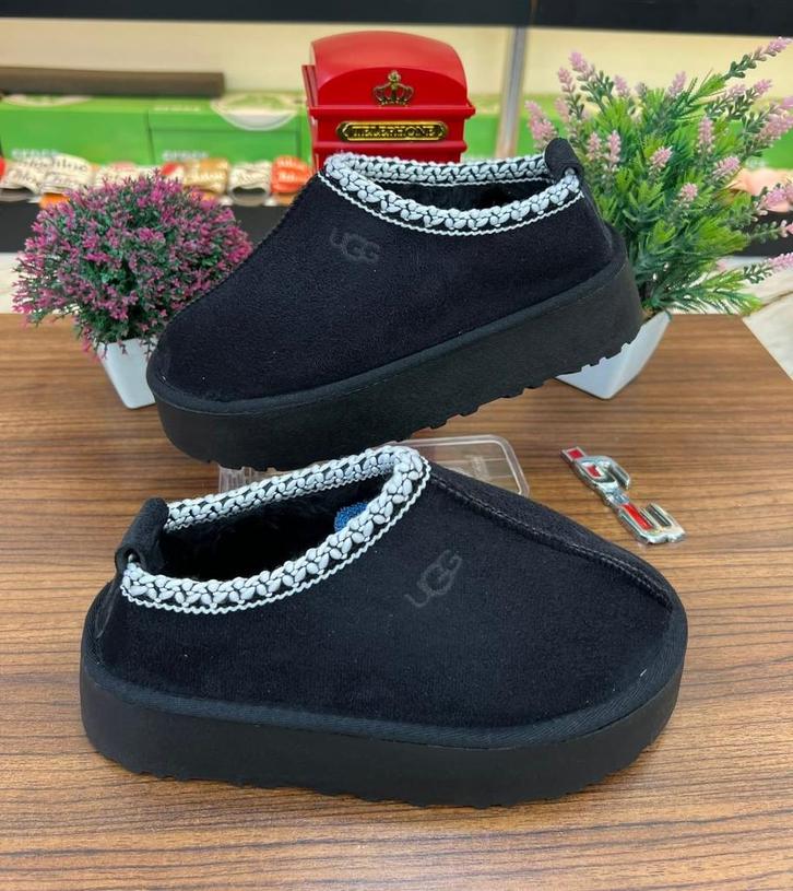 Ugg Pantoffels - Comfortabel & Stijlvol, Kleding | Dames, Schoenen, Zo goed als nieuw, Pantoffels of Sloffen, Zwart, Ophalen of Verzenden