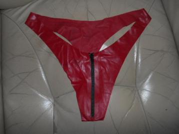 Latex rubber setje voor hem of haar   Maat L    kleur rood beschikbaar voor biedingen