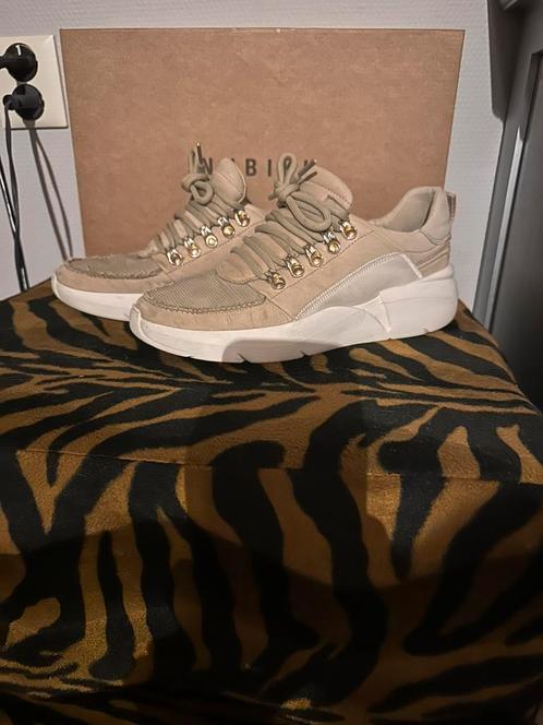 NUBIKK SNEAKERS maat 38 beige wit SCHOENEN NBKK nette staat!, Kleding | Dames, Schoenen, Gedragen, Sneakers of Gympen, Beige, Ophalen of Verzenden