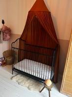 Zwart ijzeren ledikant, Ophalen, Zo goed als nieuw, Jongetje of Meisje