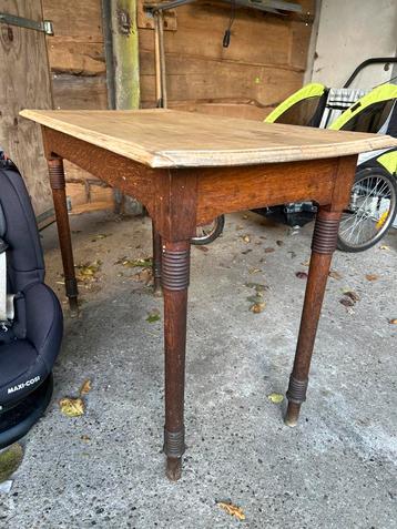Oude houten tafel beschikbaar voor biedingen