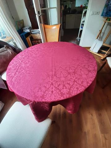 Donkerrood rond tafelkleed beschikbaar voor biedingen