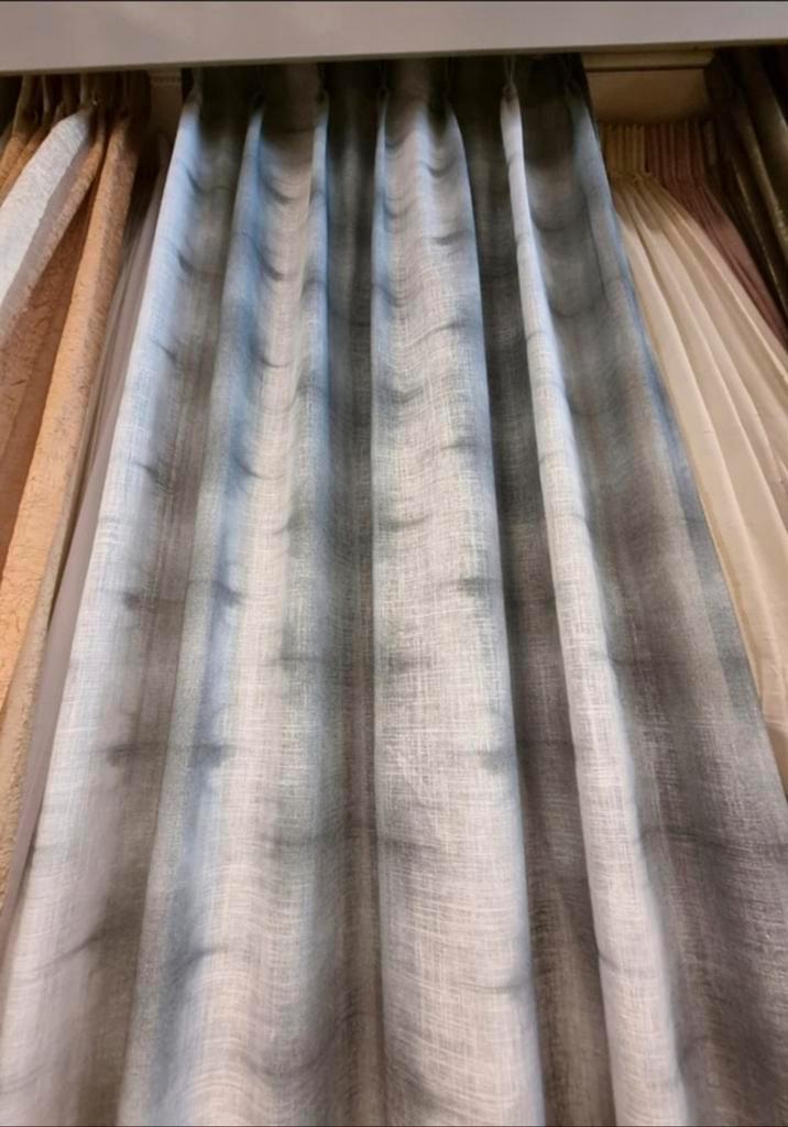 Exclusieve inbetween grijs gemeleerd, mooie gordijn stof!!, Huis en Inrichting, Stoffering | Gordijnen en Lamellen, Nieuw, 200 cm of meer