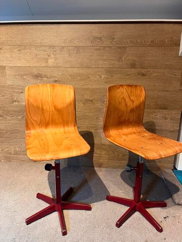 Twee oude school stoelen beschikbaar voor biedingen
