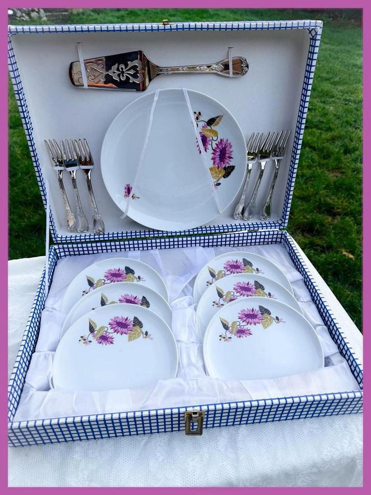 Brocant gebakstel gebakset bordjes vorkjes in doos servies, Antiek en Kunst, Antiek | Servies compleet, Ophalen of Verzenden