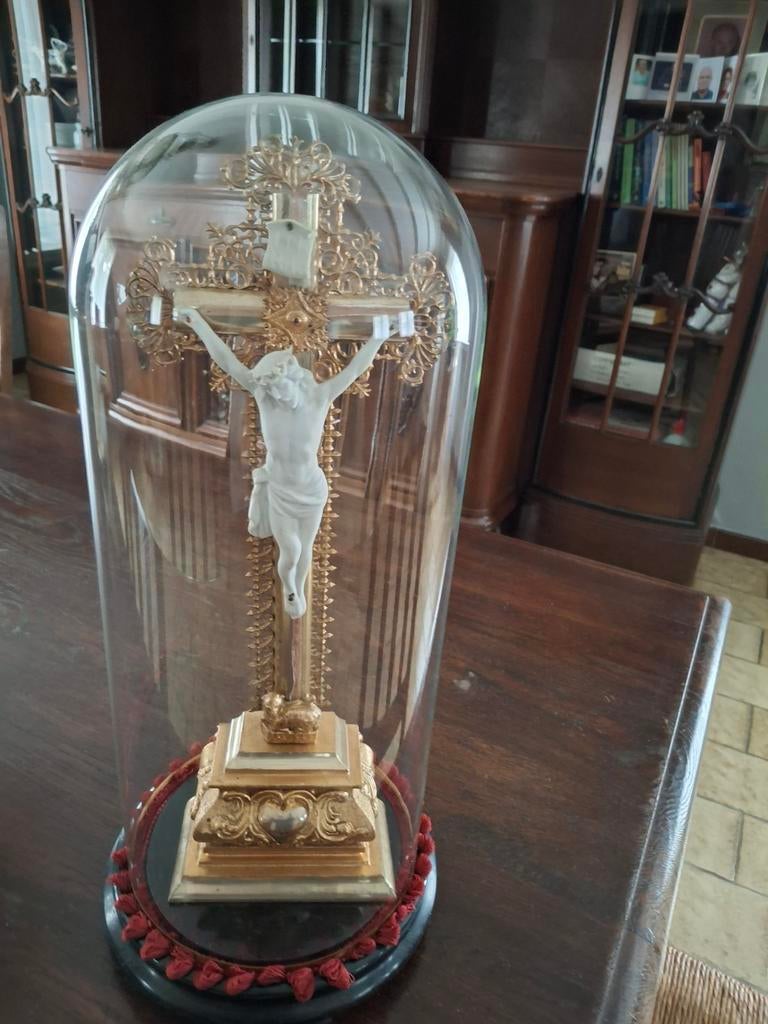 Kruisbeeld in bescuit onder oude stolp, Ophalen of Verzenden