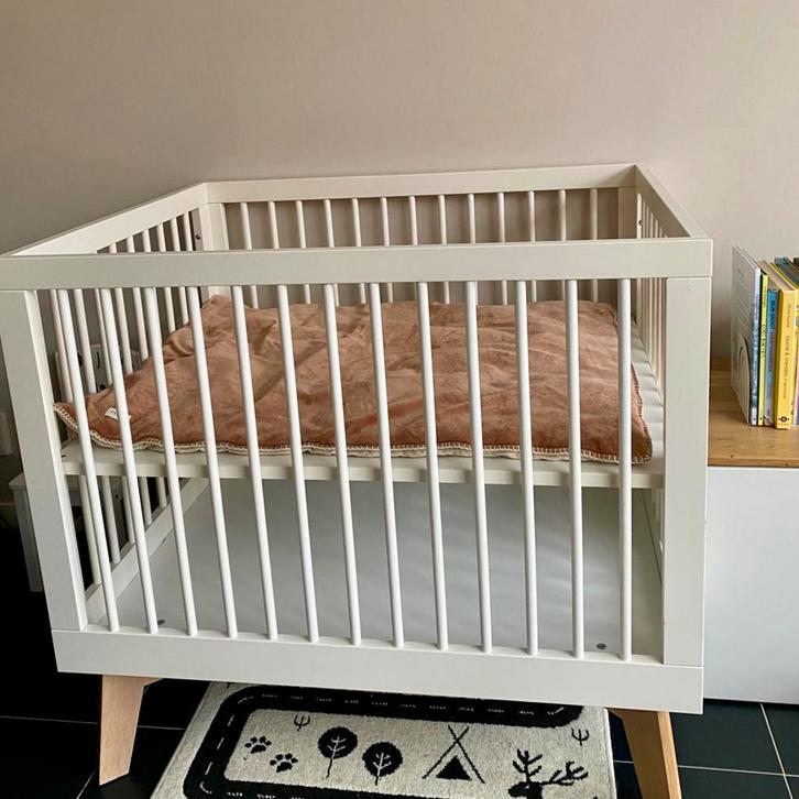 Kidsmill Sixties Box Wit/Naturel - Verstelbare Bodem, Kinderen en Baby's, Boxen, Zo goed als nieuw, Rechthoekig, In hoogte verstelbaar