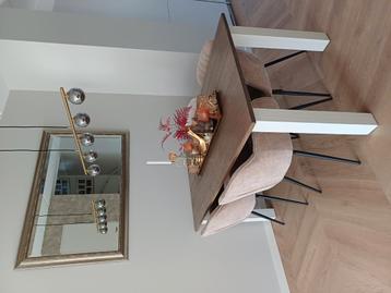 Mooie eettafel te koop. Nieuw! 