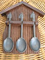 Kleine oude houten hanger met 3 tinnen lepels 11 cm. Weegsc, Ophalen