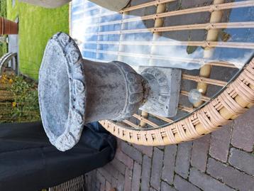 Sierlijke plantenurn. beschikbaar voor biedingen