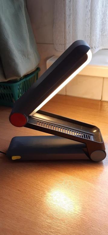 Bijzondere retro bureau- of wandlamp van Philips beschikbaar voor biedingen