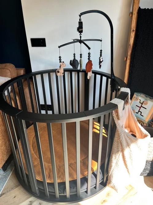 Ronde zwarte box op wielen GERESERVEERD, Kinderen en Baby's, Boxen, Zo goed als nieuw, Rond, In hoogte verstelbaar, Ophalen