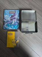 Map en blik vol met pokémon kaarten, Hobby en Vrije tijd, Ophalen of Verzenden, Gebruikt, Meerdere kaarten, Foil