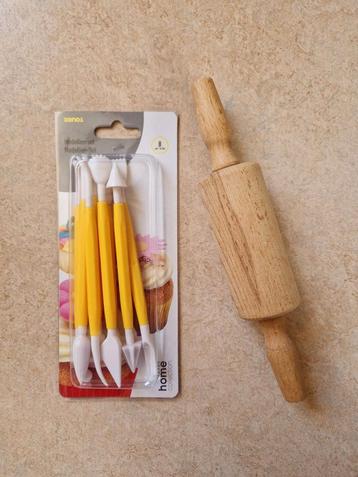 Modelleerset en houten deegroller, ongebruikt! beschikbaar voor biedingen