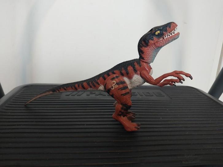 Kenner Jurassic Park Velociraptor red 1997 Goede staat!, Verzamelen, Poppetjes en Figuurtjes, Gebruikt, Ophalen of Verzenden