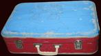 Oude kleurrijke sleetse koffer blauw met rood plm 60 cm bree, Sieraden, Tassen en Uiterlijk, Koffers, Overige materialen, 35 tot 45 cm