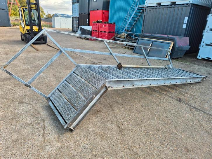 Gegalvaniseerde stalen buitentrap met bordes 280cm, Doe-het-zelf en Verbouw, Ladders en Trappen, Zo goed als nieuw, 2 tot 4 meter