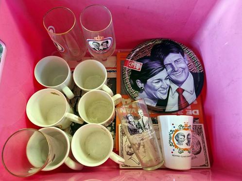 Krat met glazen, bekers, blikken etc., Verzamelen, Koninklijk Huis en Royalty, Gebruikt, Servies, Ophalen