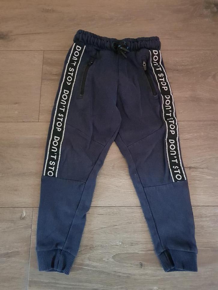 (W) Broek / joggingbroek voor jongens -- maat 98 / 104 --, Kinderen en Baby's, Kinderkleding | Maat 98, Jongen, Broek, Ophalen of Verzenden