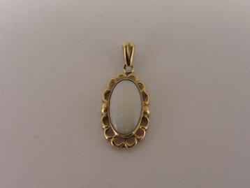 Gouden hanger met melkopaal                              G82 beschikbaar voor biedingen