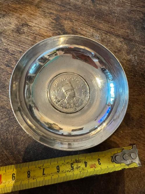 Klein oud zilver ? bakje met antieke zilveren iraanse munt, Antiek en Kunst, Antiek | Goud en Zilver, Zilver, Ophalen of Verzenden