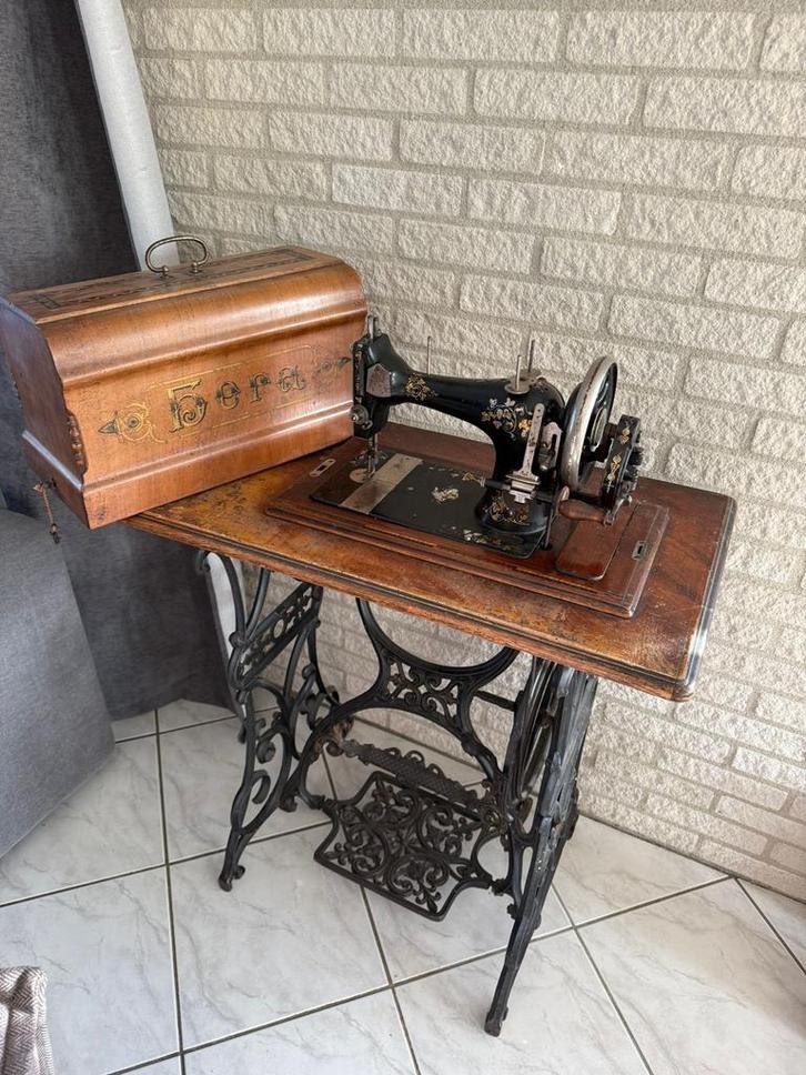 Antieke naaitafel met naaimachine, Antiek en Kunst, Antiek | Naaimachines, Ophalen