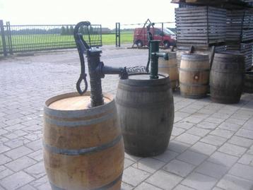 regentonnen met pomp op wijnvat of whiskyvat, zie foto-omsch beschikbaar voor biedingen