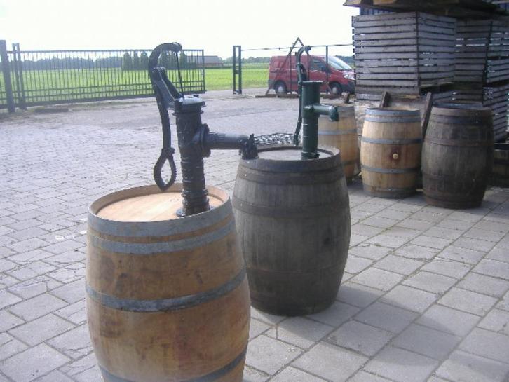 regentonnen met pomp op wijnvat of whiskyvat, zie foto-omsch, Tuin en Terras, Regentonnen, Zo goed als nieuw, Hout, 150 liter of meer